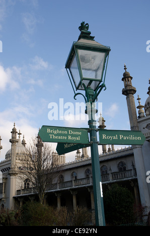 Brighton Royal Pavilion Wegweiser auf dem Gelände zeigt Theatre Royal und sonstige touristische Informationen Stockfoto