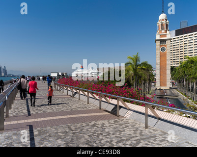 dh Kowloon Uferpromenade TSIM SHA TSUI HONG KONG Familie Zu Fuß Wasser vor Uhrturm chinesischen Spaziergang asiatischen Winter Stockfoto