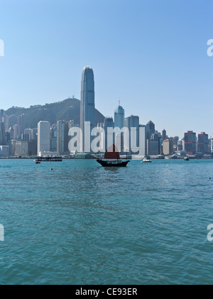 dh Hong Kong Harbour CENTRAL HONG KONG Red Sail Junk Harbour Central Gebäude IFC2 und Victoria Peak Hafen tagsüber Skyline chinesisches Boot Stadtbild Stockfoto