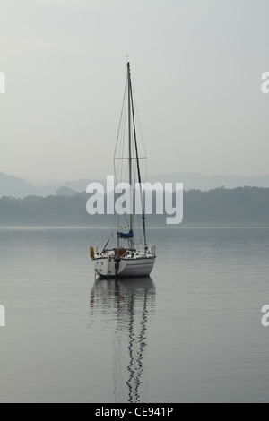 Herbstnebel im Morgengrauen am Lake Windermere Lake District National Park UK Stockfoto