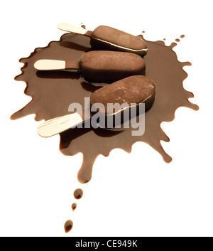 Ice Cream Schoko Riegel auf eine Schokolade Splash - isoliert Stockfoto