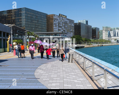 Dh Tsim Sha Tsui East HONG KONG Chinesen wandern Kowloon Waterfront Promenade Hafen entfernt Stockfoto