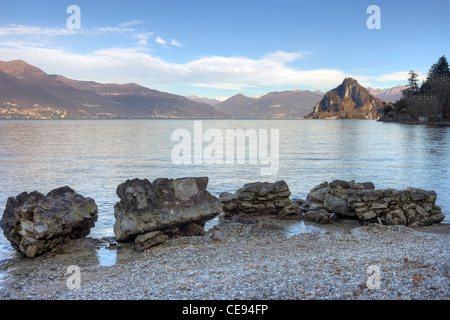 Bucht namens Cinque Arcate am Lago Maggiore in der Lombardei, Italien in der Nähe von Laveno. Der Kalkstein Rocca di Calde im Hintergrund. Stockfoto