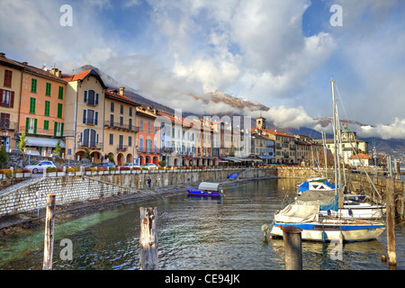 Uferpromenade und Hafen von Cannobio, Verbania, Piemont, Italien, Europa Stockfoto