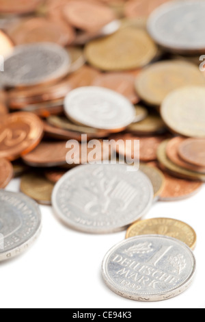 DM-Währung (Münzen) auf weißem Hintergrund Stockfoto