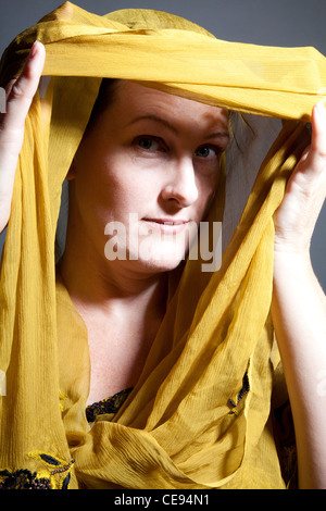 Frau platzieren gelben Schal Stockfoto