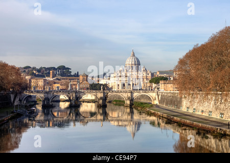Blick auf St. Peter Basilika und Ponte San Angelo auf dem Tiber Stockfoto