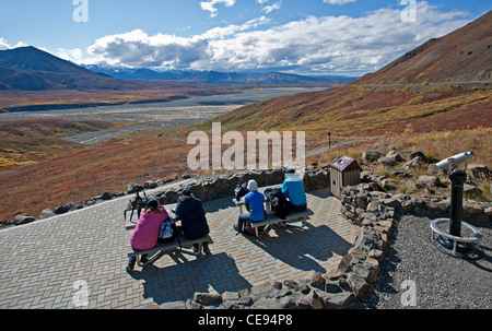 Touristen, die Landschaft zu betrachten. Eielson Visitor Center. Denali-Nationalpark. Alaska. USA Stockfoto