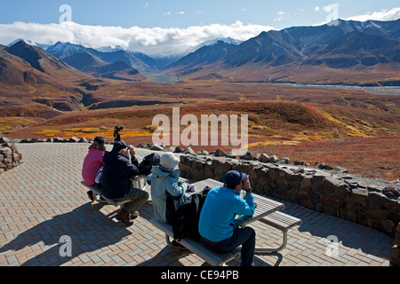 Touristen, die Landschaft zu betrachten. Eielson Visitor Center. Denali-Nationalpark. Alaska. USA Stockfoto