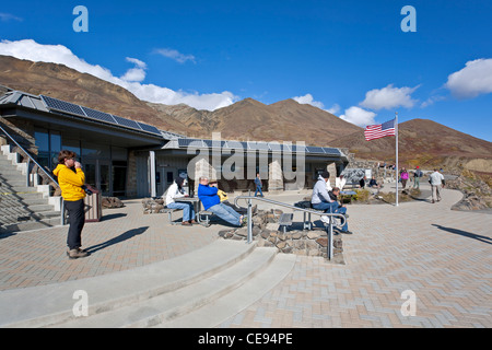 Touristen, die Ruhe im Eielson Visitor Center. Denali-Nationalpark. Alaska. USA Stockfoto