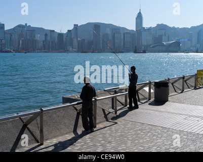 dh Tsim Sha Tsui East Promenade TSIM SHA TSUI EAST HONG KONG Chinesische Angler Angeln von Kowloon Promenade Hong Kong victoria Harbour Waterfront Stockfoto