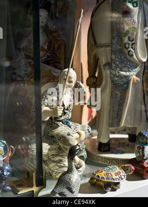 dh Geschenk Shop Fenster TSIM SHA TSUI EAST HONG KONG Kowloon chinesische porclain Figuren china Display Souvenir-Shop zeigt Geschenke Statuen Stockfoto