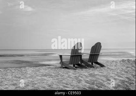 Zwei Adirondack Stühle am Strand. Hawaii, Big Island Stockfoto