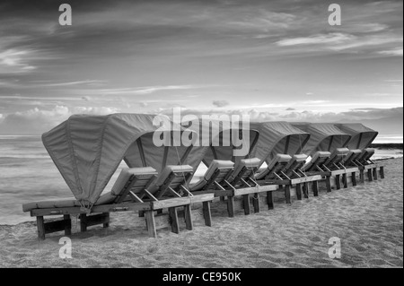 Strandkörbe im Four Seasons Resort. Hawaii, Big Island. Stockfoto