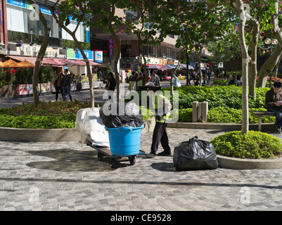 dh chinesische Arbeiterin TSIM SHA TSUI OST HONGKONG CHINA sammelt Straßenküllsammler Sammlung schlechte Müll Abfälle Stockfoto