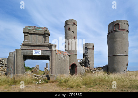 Ruinen von Manoir de Coecilian des französischen Dichters Saint-Pol-Roux / Paul-Pierre Roux in Camaret-Sur-Mer, Bretagne, Frankreich Stockfoto