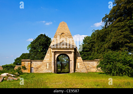 Der Obelisk Lodge auf dem Gelände des Nostell Priory Wakesfield West Yorkshire UK Stockfoto