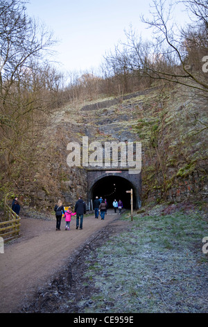 Der Eingang zum Tunnel der Grabstein auf dem Monsal Trail Peak District UK Stockfoto