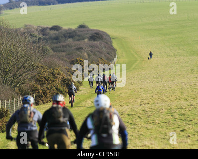 Jugendliche auf Mountain Bikes Fahrräder off-Road in einem Feld Radfahren trail Maultierweg South Downs National Park Stockfoto