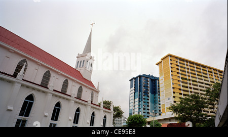 Chrsitian Kirche Unserer Lieben Frau von Lourdes und modernen Wohnungsbau in Singapur im Fernen Osten Südostasien. Architektur Christentum Reisen Stockfoto