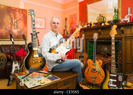 David Brewis des Rock-Stars-Gitarren zu Hause mit einigen seiner Sammlung Stockfoto