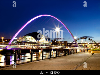 Nacht Schuss von Newcastle Gateshead Kai, einschließlich der Millennium Bridge, Salbei, Tyne Bridge, am Fluss Tyne in Newcastle-upon-tyne Stockfoto