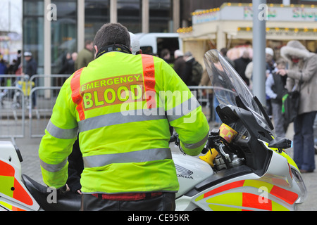 Notfall Blutkurier Motorrad in gut sichtbarer gelber Lackierung in Großbritannien Stockfoto