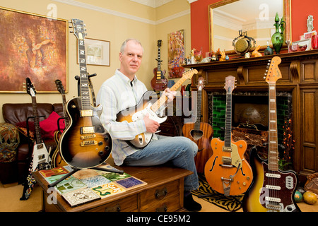 David Brewis des Rock-Stars-Gitarren zu Hause mit einigen seiner Sammlung Stockfoto