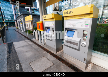 Metrolink-Automaten an der Haltestelle MediaCityUK, Salford Quays. Stockfoto