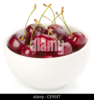 Rote reife Kirschen auf weißem Hintergrund Stockfoto