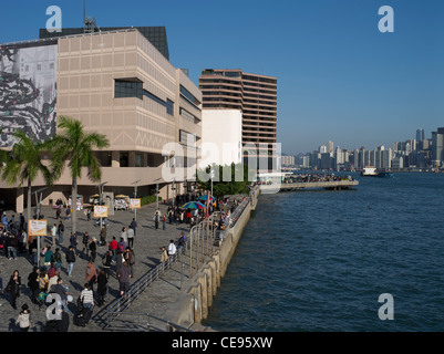 dh TSIM SHA TSUI HONG KONG Hong Kong Hafen Menschen An der Promenade von kowloon Stockfoto