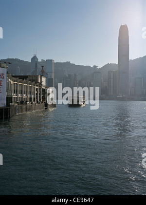 dh TSIM SHA TSUI HONG KONG Star Ferry ankommenden Kowloon Pier Hafen Hong Kong Hafen skyline Stockfoto