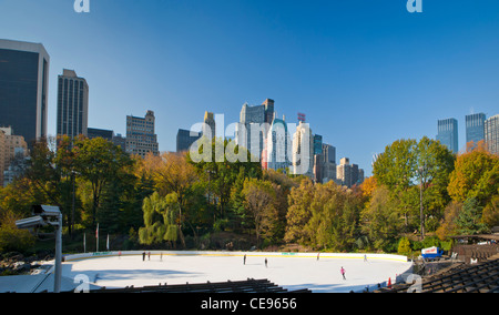 Panoramablick auf die Trump Wollman Eisbahn im Central Park Stockfoto