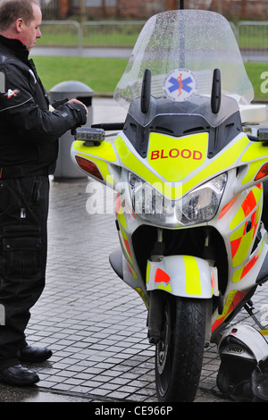 Notfall Blutkurier Motorrad in gut sichtbarer gelber Lackierung in Großbritannien Stockfoto