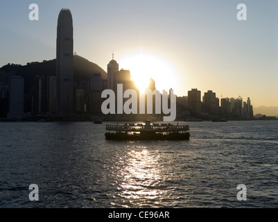 Dh DEN HAFEN VON HONG KONG HONG KONG Star Ferry Hong Kong Island Sonnenuntergang am Wasser Gebäude IFC2 Tower skyline Stockfoto