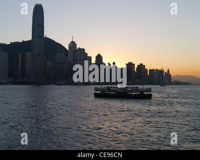 dh Star Ferry VICTORIA HARBOUR HONG KONG Insel Hongkong Sonnenuntergang am Wasser Gebäude IFC 2 Turm Dämmerung Sonnenuntergang Skyline der Stadt Stockfoto