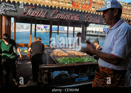 Boote verkaufen Verkauf Balik Ekmek Fisch Makrele Brot Sandwich Galata-Brücke am Wasser Goldene Horn Eminonu Istanbul Türkei Stockfoto