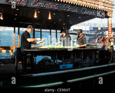 Boote verkaufen Verkauf Balik Ekmek Fisch Makrele Brot Sandwich Galata-Brücke am Wasser Goldene Horn Eminonu Istanbul Türkei Stockfoto