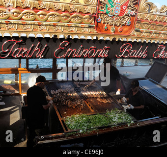 Boote verkaufen Verkauf Balik Ekmek Fisch Makrele Brot Sandwich Galata-Brücke am Wasser Goldene Horn Eminonu Istanbul Türkei Stockfoto