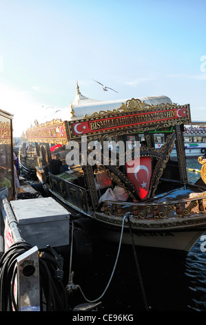 Boote verkaufen Verkauf Balik Ekmek Fisch Makrele Brot Sandwich Galata-Brücke am Wasser Goldene Horn Eminonu Istanbul Türkei Stockfoto