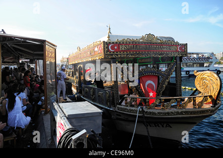 Boote verkaufen Verkauf Balik Ekmek Fisch Makrele Brot Sandwich Galata-Brücke am Wasser Goldene Horn Eminonu Istanbul Türkei Stockfoto