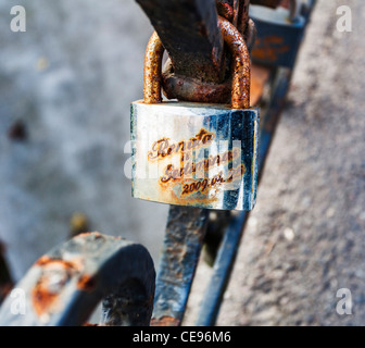 Gravierte Vorhängeschloss Liebe Sperre auf dem Geländer einer Brücke in Vilnius, Litauen, sicherte sich als Zeichen der Liebe Stockfoto