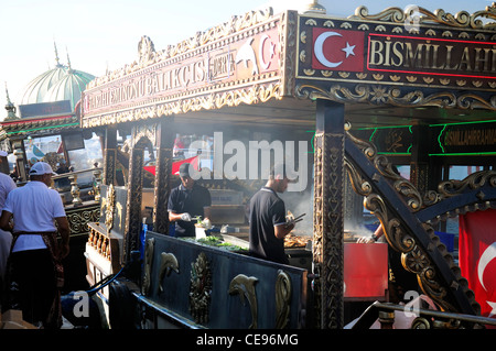 Boote verkaufen Verkauf Balik Ekmek Fisch Makrele Brot Sandwich Galata-Brücke am Wasser Goldene Horn Eminonu Istanbul Türkei Stockfoto
