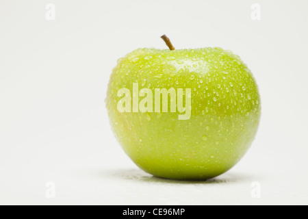 Grüner Apfel auf weißem Hintergrund Stockfoto