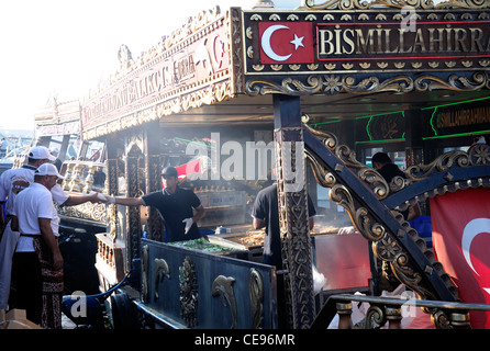Boote verkaufen Verkauf Balik Ekmek Fisch Makrele Brot Sandwich Galata-Brücke am Wasser Goldene Horn Eminonu Istanbul Türkei Stockfoto