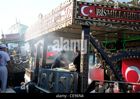 Boote verkaufen Verkauf Balik Ekmek Fisch Makrele Brot Sandwich Galata-Brücke am Wasser Goldene Horn Eminonu Istanbul Türkei Stockfoto