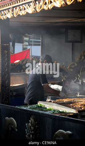 Boote verkaufen Verkauf Balik Ekmek Fisch Makrele Brot Sandwich Galata-Brücke am Wasser Goldene Horn Eminonu Istanbul Türkei Stockfoto