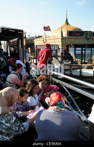 Boote verkaufen Verkauf Balik Ekmek Fisch Makrele Brot Sandwich Galata-Brücke am Wasser Goldene Horn Eminonu Istanbul Türkei Stockfoto
