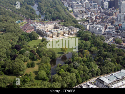 Luftaufnahme der Buckingham Palace Gardens, der Palast in Richtung der City of London. London SW1 Stockfoto