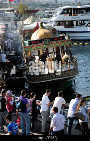 Boote verkaufen Verkauf Balik Ekmek Fisch Makrele Brot Sandwich Galata-Brücke am Wasser Goldene Horn Eminonu Istanbul Türkei Stockfoto